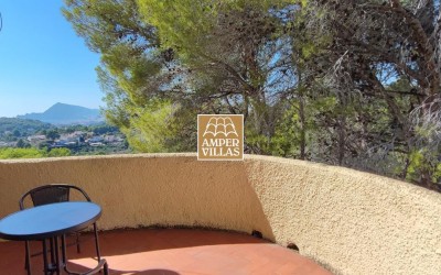 Bonito chalet mediterráneo con casa de invitados y impresionantes vistas panorámicas.